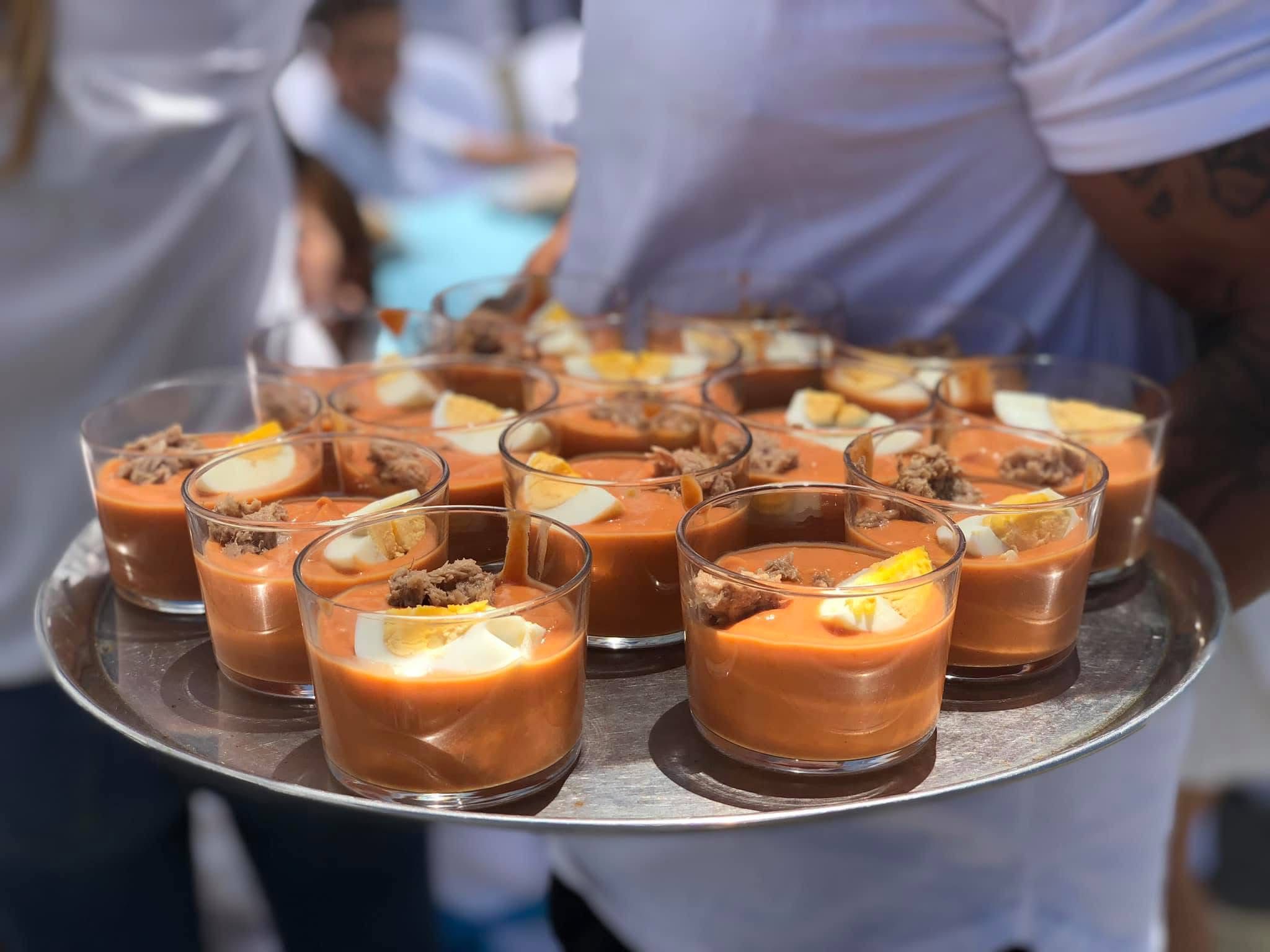 Ambientación de comunión con mesa principal